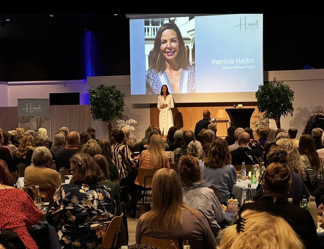 Patricia Højbo på scenen til Huset RASK-event