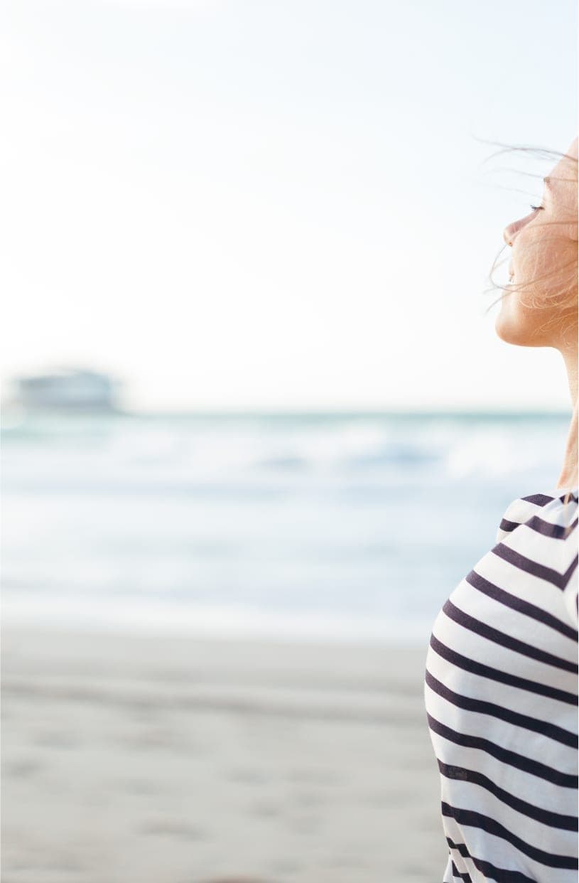 Kvinde ved havet — ro og frihed