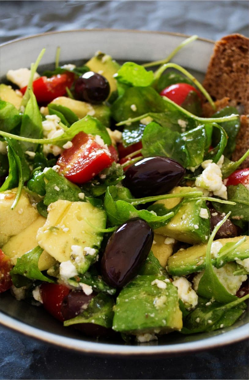 Frisk salat med avocado og oliven — mad efter DFL-metoden